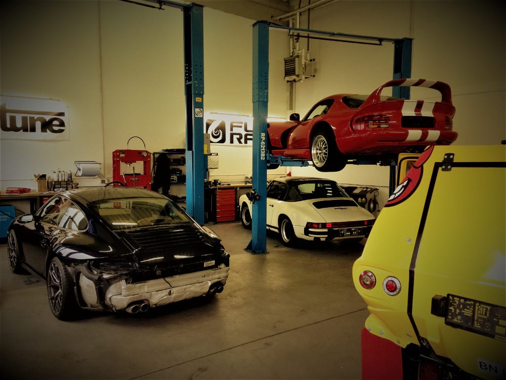 Foto der LFT Werkstatt, mit drei aktuellen Projekt Autos